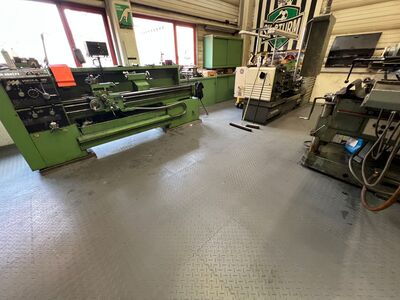 Boden für mechanische Fertigung mit Selbstverlegung