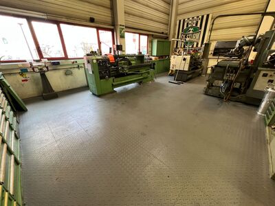 Boden für mechanische Fertigung mit Selbstverlegung