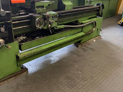 Boden für mechanische Fertigung mit Selbstverlegung