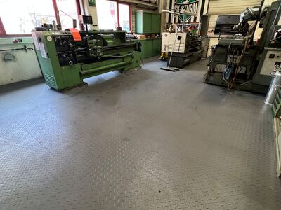 Boden für mechanische Fertigung mit Selbstverlegung