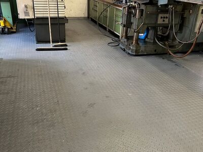 Boden für mechanische Fertigung mit Selbstverlegung