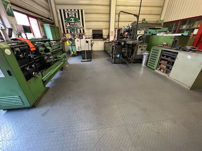 Boden für mechanische Fertigung mit Selbstverlegung