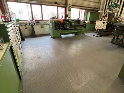 Boden für mechanische Fertigung mit Selbstverlegung