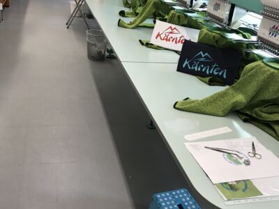 Stickerei Villach / über Fliesenboden